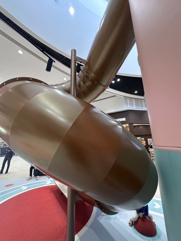 Thermolaquage d'un jeu pour enfant dans la galerie  Cap Costière à Nîmes RAL Alby futura 2525