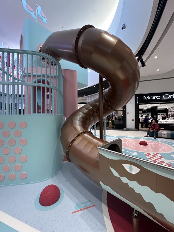 Thermolaquage d'un jeu pour enfant dans la galerie  Cap Costière à Nîmes RAL Alby futura 2525
