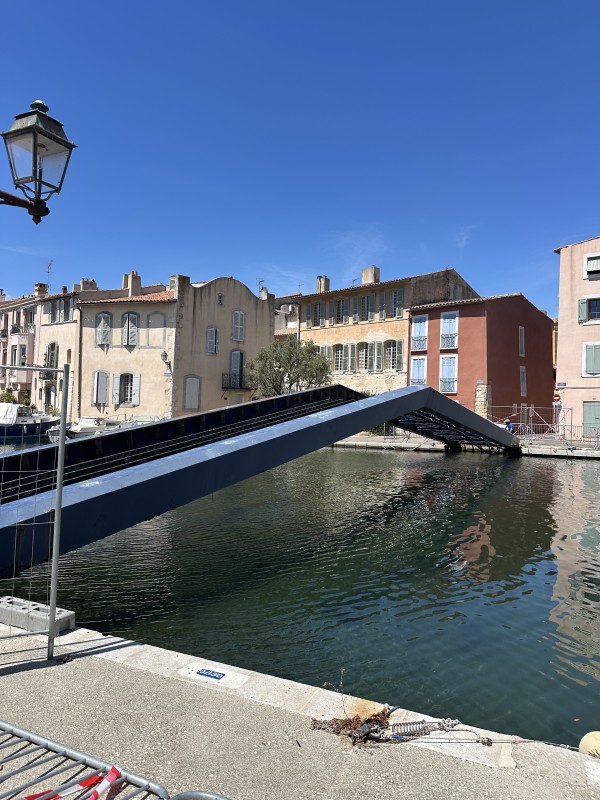 métallisation et thermolaquage en C5 pour une passerelle piétonne pour le port de Martigue dans les Bouches du Rhône
