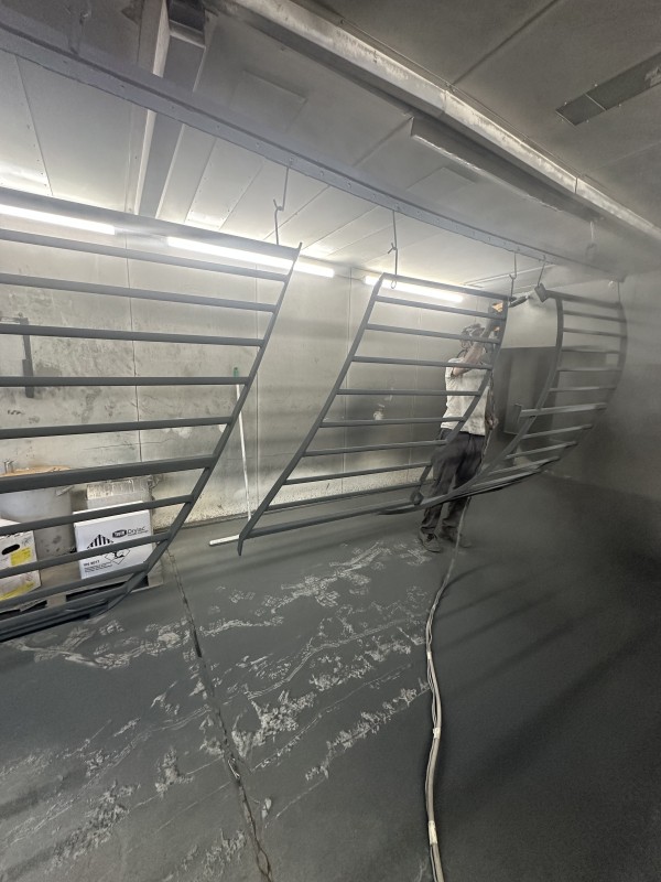 Thermolaquage d’un escalier et de garde corps de mezzanine pour notre Client, Sud fabrication à Saint-Victor Lacoste, 30