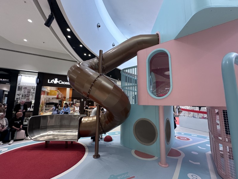 Thermolaquage d'un jeu pour enfant dans la galerie  Cap Costière à Nîmes RAL Alby futura 2525