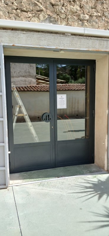 thermolaquage de menuiserie acier en RAL noir 2100sablé pour un client du 34 Hérault 