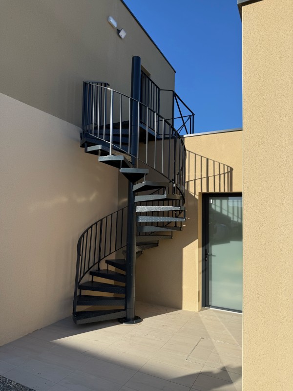 Thermolaquage d’un escalier et de garde corps de mezzanine pour notre Client, Sud fabrication à Saint-Victor Lacoste, 30
