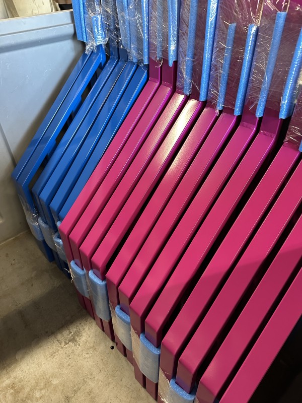 thermolaquage de pièces alu pour un fabricant de mobilier canin plusieurs RAL