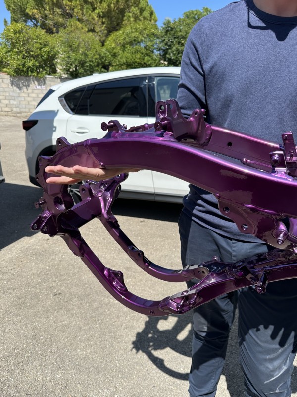 thermolaquage chrome et candy violet de pièces de moto et