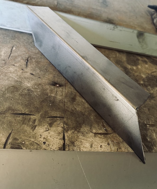 cisaillement et pliage pour habillage acier pour un futur comptoir de bar situé à Nîmes dans le Gard