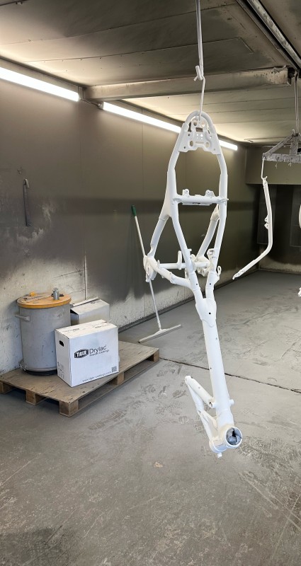 réfection et thermolaquage de pièces moto ancienne RAL 9005 noir et 9016 blanc