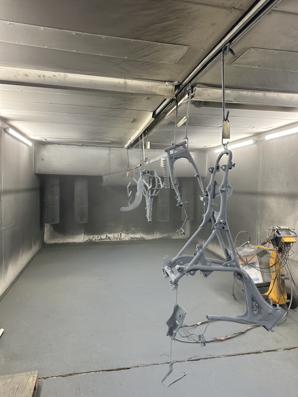 couche anti rouille sur pièces moto ancienne