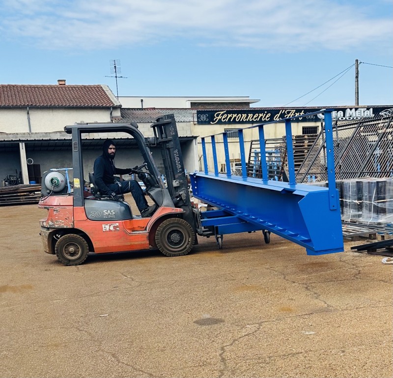 métallisation et thermolaquage en C5 pour une passerelle piétonne pour le port de Martigue dans les Bouches du Rhône