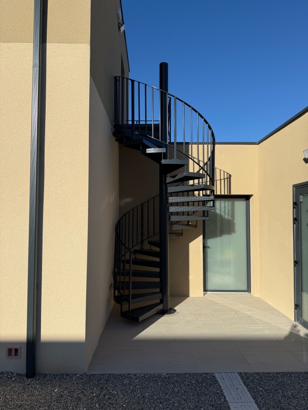 Thermolaquage d’un escalier et de garde corps de mezzanine pour notre Client, Sud fabrication à Saint-Victor Lacoste, 30