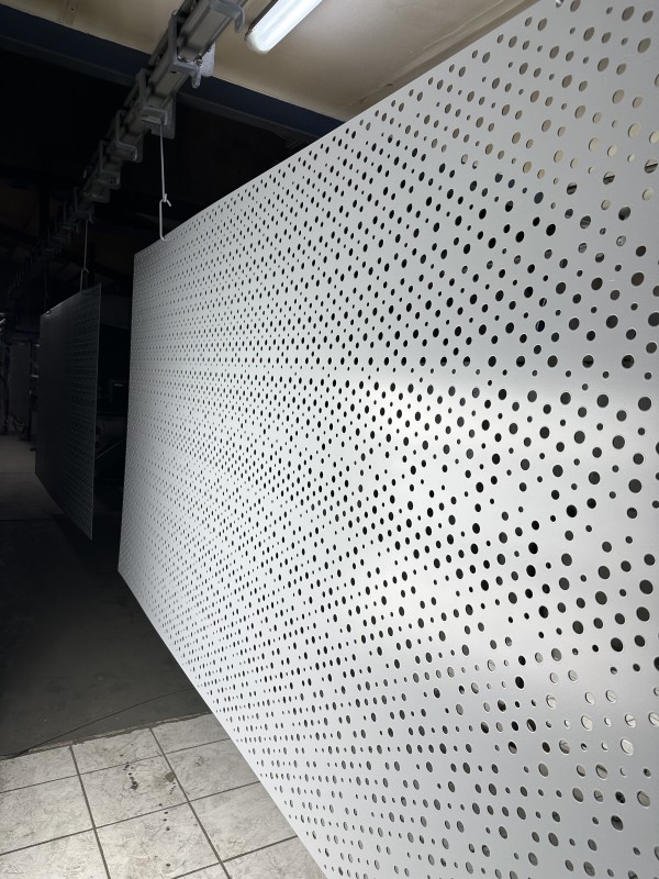 Thermo laquage de tôle galvanisé perforé pour un client des bouches du Rhône RAL 7047 