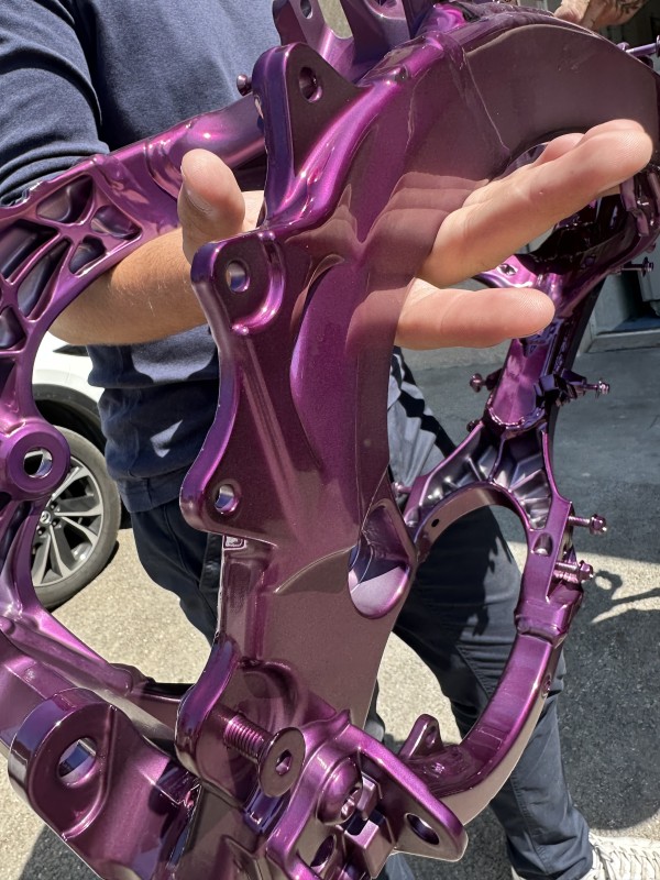 thermolaquage chrome et candy violet de pièces de moto et