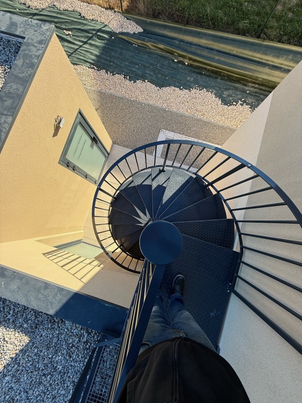 Thermolaquage d’un escalier et de garde corps de mezzanine pour notre Client, Sud fabrication à Saint-Victor Lacoste, 30