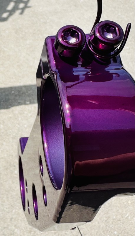 thermolaquage chrome et candy violet de pièces de moto et
