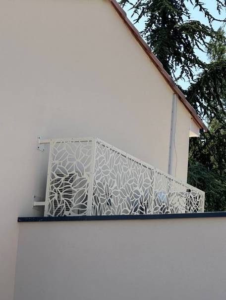 Fabrication de garde-corps pour terrasse avec protection de climatisation